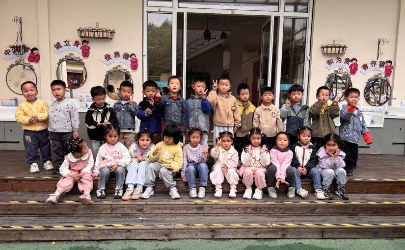 幼儿园的春日合影，藏着双胞胎的成长小欢喜