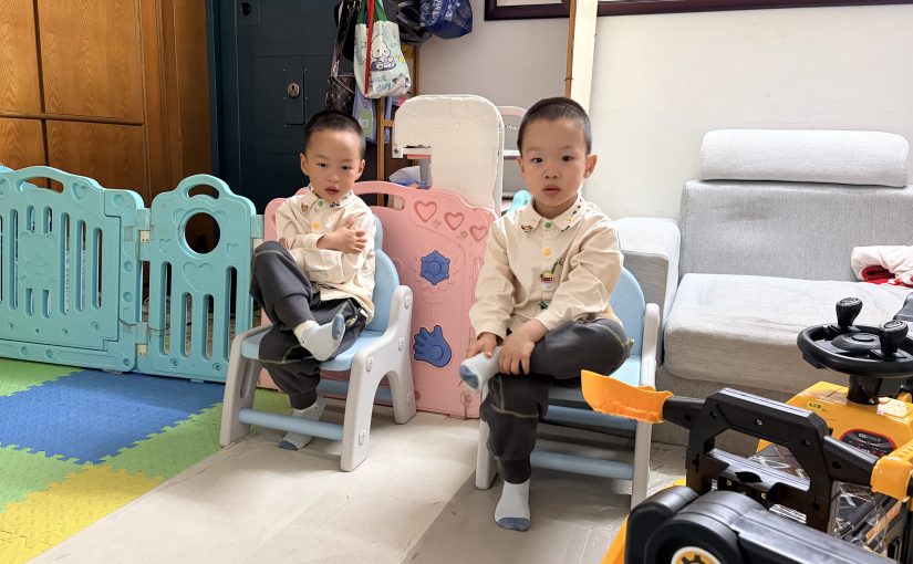 傍晚六点半，客厅里的“跷腿小剧场”